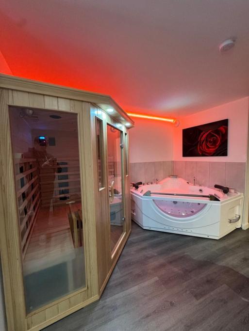 Nuit Defendue - Jacuzzi - Sauna - By Primo C0Nciergerie Tournus Eksteriør billede